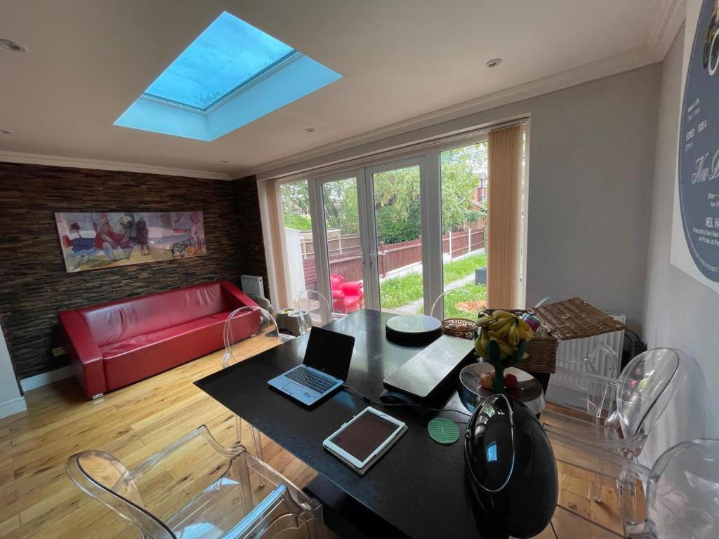 Family Home With Easy Commute To London! Κρόιντον Εξωτερικό φωτογραφία